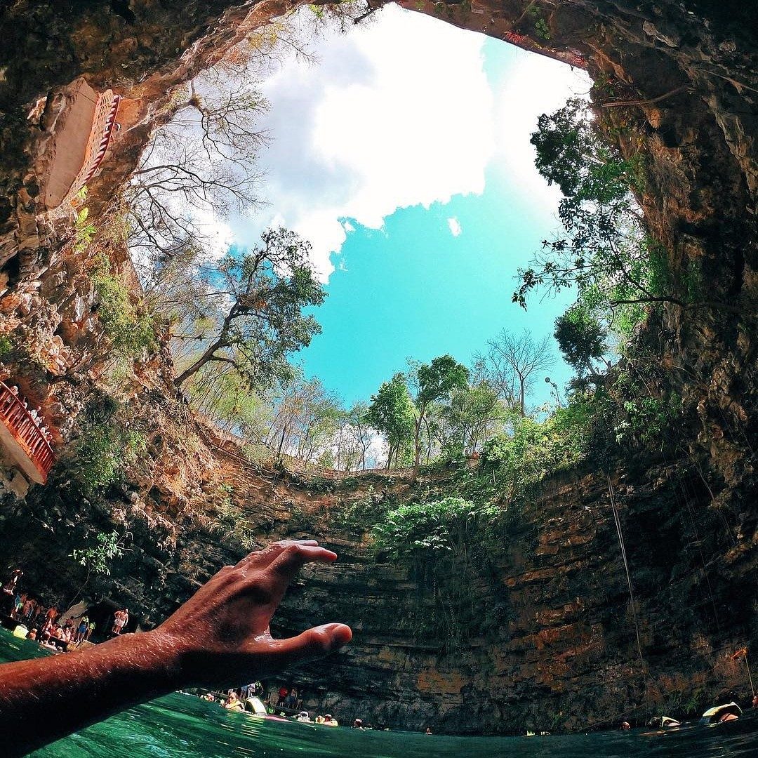 Boca del cenote hacia el cielo