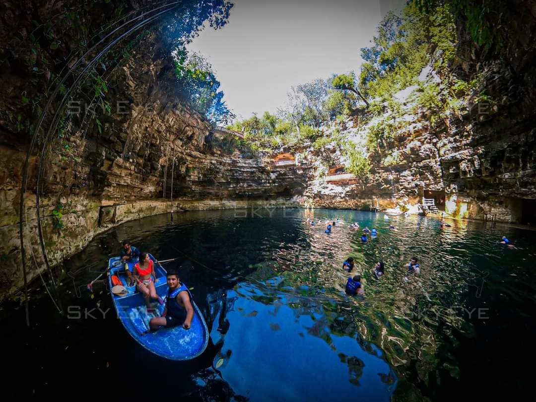Kayak dentro del Cenote Xcajum