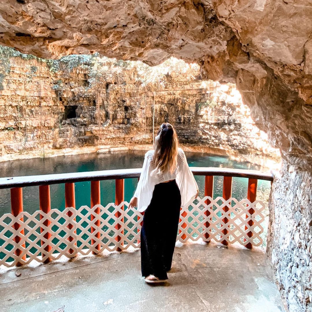 Visitante en el mirador del Cenote Xcajum