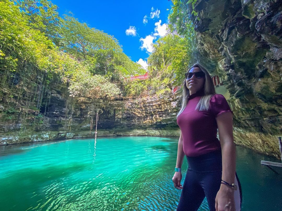 Visitante a la orilla del cenote